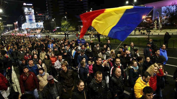 Δεκάδες χιλιάδες Ρουμάνοι στους δρόμους κατά της κυβέρνησης