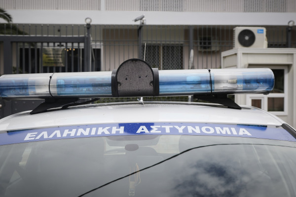 Θεσσαλονίκη: Στις φλόγες τυλίχθηκαν πέντε αυτοκίνητα σε υπαίθριο πάρκινγκ