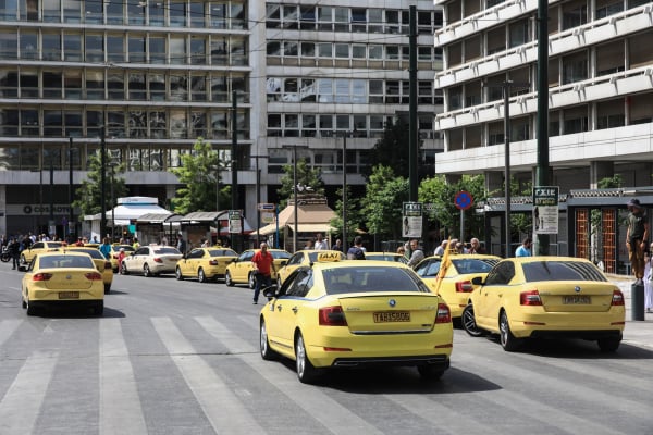 Ταξί: 45 εκατ. ευρώ κοστίζει η μόνιμη μείωση του ΦΠΑ