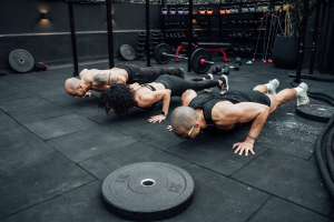 Hindu Push-Ups: Η αποτελεσματική άσκηση για δυνατό στήθος και καλύτερη κινητικότητα των ώμων