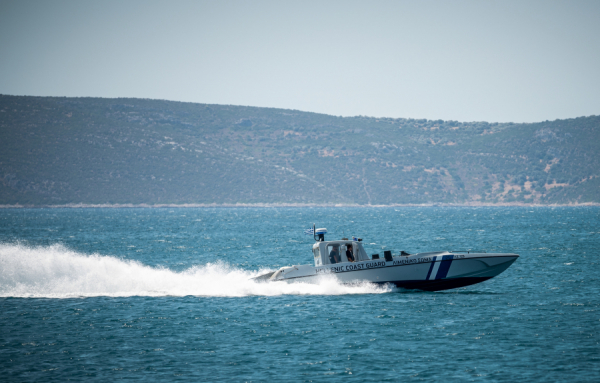 Φωτιά σε ιστοφόρο ανοιχτά της Αίγινας