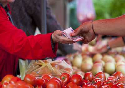 Δέσμευση τόνων κηπευτικών στον Πειραιά