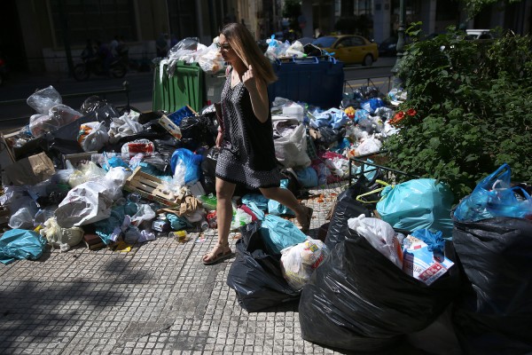 Τρεις ημέρες ακόμα για να μαζευτούν τα σκουπίδια από τον Πειραιά