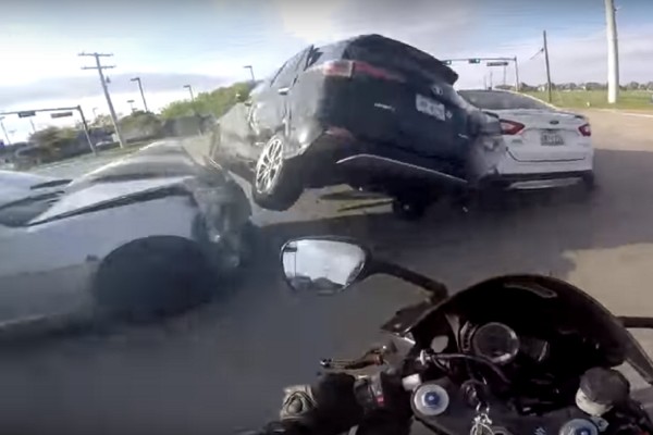 Κάμερα σε κράνος μοτοσικλετιστή καταγράφει σοκαριστικό τροχαίο