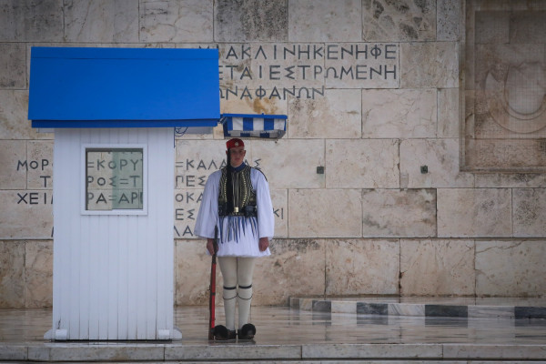 Μεθυσμένος πρώην στρατιωτικός προσπάθησε να πάρει το όπλο Εύζωνα