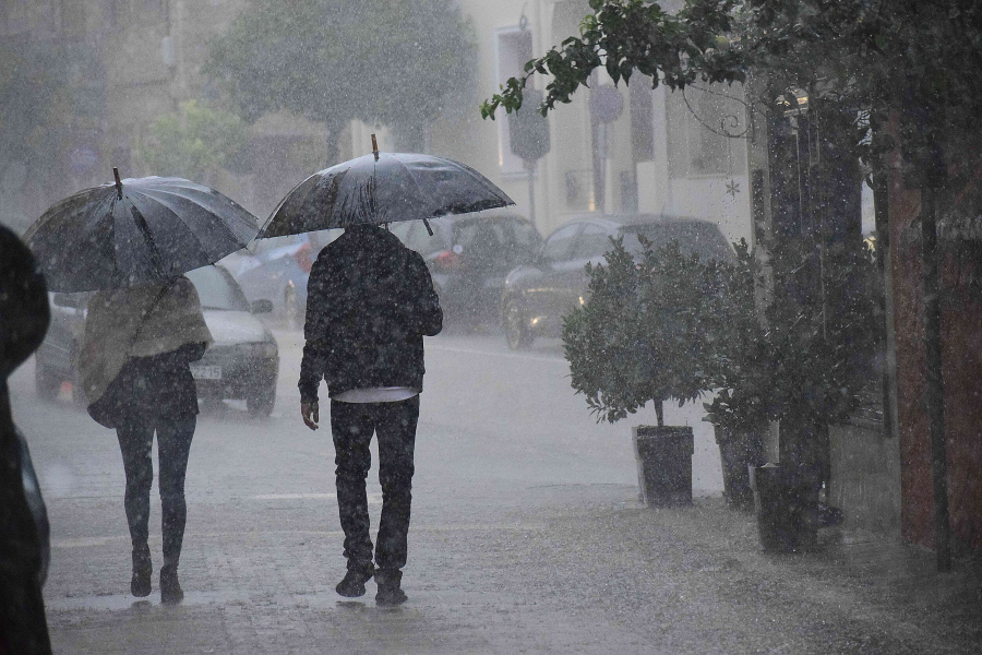 Ραγδαία επιδείνωση του καιρού τις επόμενες ώρες με βροχές και καταιγίδες, live η πορεία της κακοκαιρίας