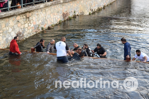 Φλώρινα: Μετά από δύο ώρες βρέθηκε ο Σταυρός στον ποταμό Σακουλέβα