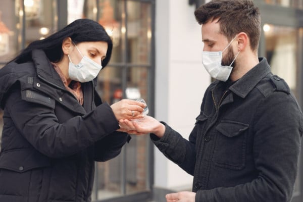 Μελέτη: Η λοίμωξη με κορονοϊό αποτρέπει την επαναμόλυνση αλλά όχι και τη μετάδοση