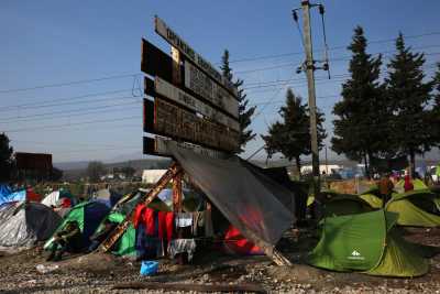 Οι «Γιατροί Χωρίς Σύνορα» πλένουν και επαναδιανέμουν τις κουβέρτες για τους πρόσφυγες 