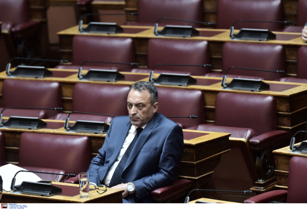 Εικόνα διάλυσης στους «Σπαρτιάτες», οι βουλευτές άφησαν μόνο του στη Βουλή τον πρόεδρο Βασίλη Στίγκα