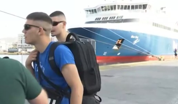 «Αυτό είναι;»: Χαλαροί νέοι έχασαν για δευτερόλεπτα το πλοίο για Πάρο - Δείτε βίντεο