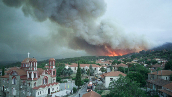 «Eικόνες αποκάλυψης» στη Δαδιά: Τρία τα πύρινα μέτωπα, νέα εντολή εκκένωσης (βίντεο)