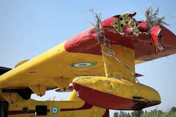 Φωτιά στη Ναύπακτο: Το «πληγωμένο» φτερό του Canadair, που χτύπησε σε κορυφή δέντρου
