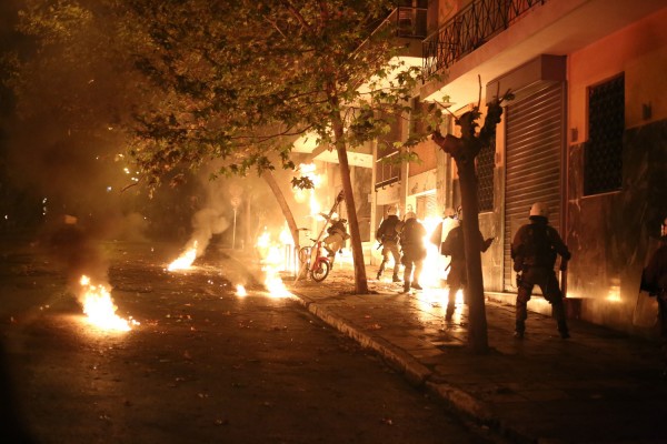 Μολότοφ και πετροπόλεμος ξανά στο Πολυτεχνείο