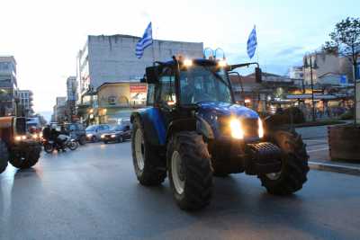 Στα μπλόκα επιστρέφουν αγρότες των Μαλγάρων και της Ημαθίας