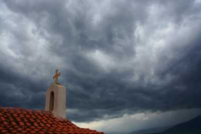 Καιρός: Βροχές και καταιγίδες σήμερα Τρίτη 15/3