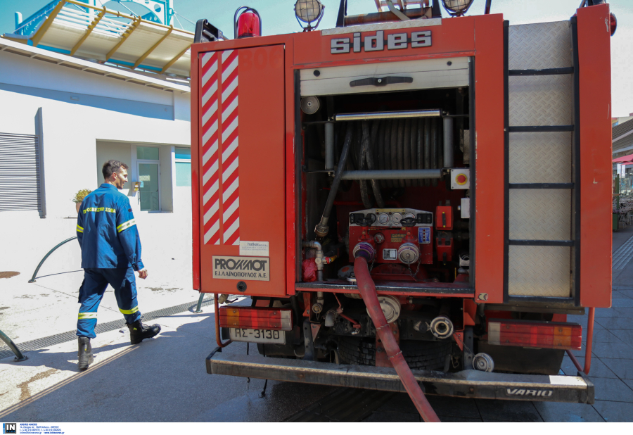 Φωτιά σε διαμέρισμα στο Περιστέρι, δύο άτομα με εγκαύματα στα χέρια