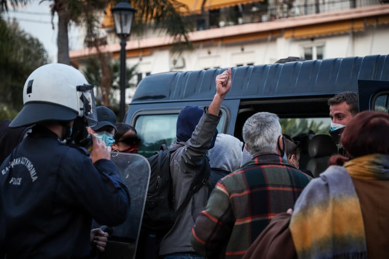 Πέταξαν τρικάκια για τον Δημήτρη Κουφοντίνα έξω από τα κεντρικά γραφεία της ΝΔ (pics)