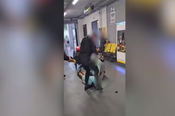 Βρετανία: Σάλος με βίντεο αστυνομικού που κλωτσάει στο κεφάλι άνδρα, ενώ είναι πεσμένος στο έδαφος