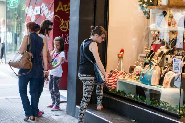 Το ωράριο των καταστημάτων την Κυριακή των Βαΐων