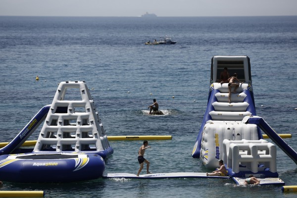 Συμβουλές για προστασία των παιδιών σε θάλασσες, πισίνες και θαλάσσια αθλήματα