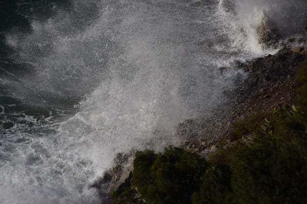 «Χθες δεν σεβάστηκα τη θάλασσα»- Τι πραγματικά συνέβη με τον σέρφερ που διασώθηκε στη Λούτσα