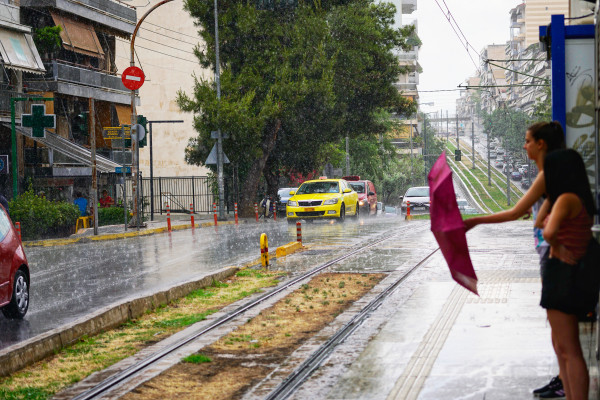 Καιρός: Άδειασαν οι παραλίες - Ραγδαία επιδείνωση με καταιγίδες και χαλαζοπτώσεις - Μέχρι πότε θα κρατήσει η κακοκαιρία