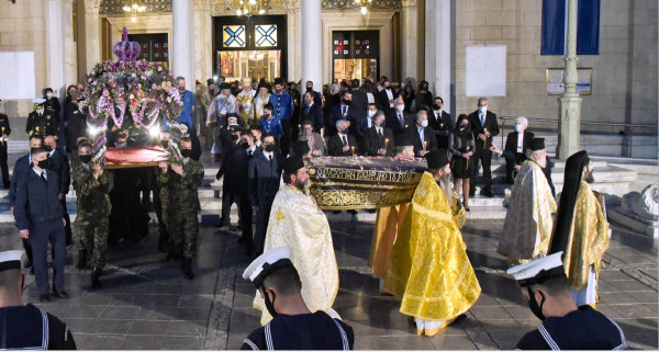 Η διαφορετική περιφορά του Επιταφίου εν μέσω πανδημίας: Μάσκες και αποστάσεις σε όλη τη χώρα (εικόνες - βίντεο)