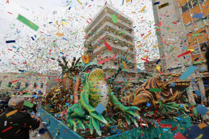 Πατρινό Καρναβάλι 2019: Ένα «ποτάμι» χιλιάδων καρναβαλιστών ξεχύθηκε σήμερα στους δρόμους
