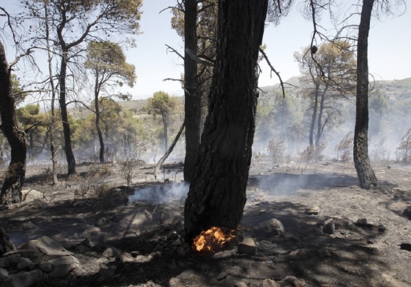 Υπό μερικό έλεγχο η φωτιά στον οικισμό Μαριού Ρεθύμνου