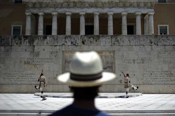 Εθνική σύνταξη με εισοδηματικά κριτήρια ζητούν οι δανειστές 