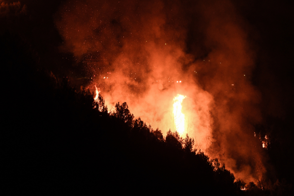 Συνεχίζει να καίει η φωτιά σε Πρέβεζα και Καστοριά