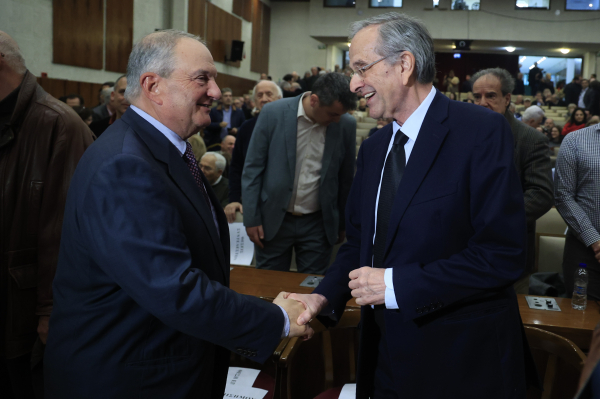 Μαξίμου: Απειλεί με πόλεμο τον Καραμανλή αν στηρίξει το κόμμα Σαμαρά