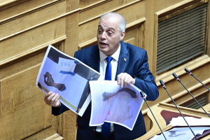 Τέμπη: Ο Βελόπουλος έδειξε «οστά» νεκρών στη Βουλή - Η απάντηση Πλακιά (Βίντεο)