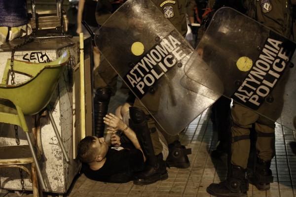 Προσαγωγές και συλλήψεις για τα επεισόδια κοντά στα γραφεία της Χρυσής Αυγής