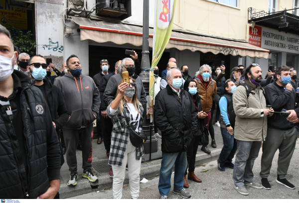 Εκρυθμη η κατάσταση στην Πάτρα: Στα χέρια Μητσοτάκη η απόφαση για το λιανεμπόριο