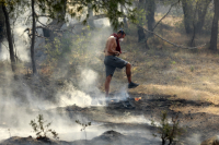 Φωτιά στην Αττική: Οργή των κατοίκων - «Πρέπει να καούν τα σπίτια μας για να έρθουν εναέρια;»