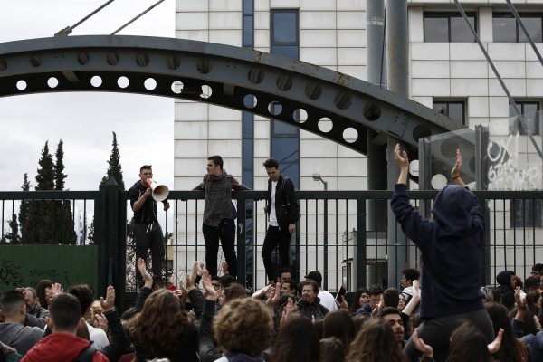 Το υπ. Παιδείας για τα επεισόδια και τις μολότοφ: «Κινδύνευσαν κωφοί μαθητές»