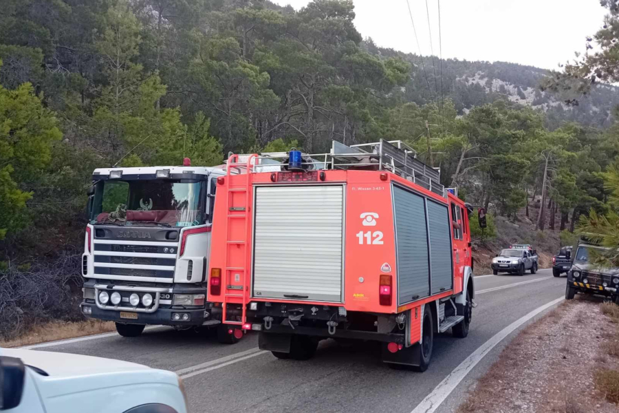 Χωρίς ενεργό μέτωπο η φωτιά στη Ρόδο – 95 πυροσβέστες στην κατάσβεση