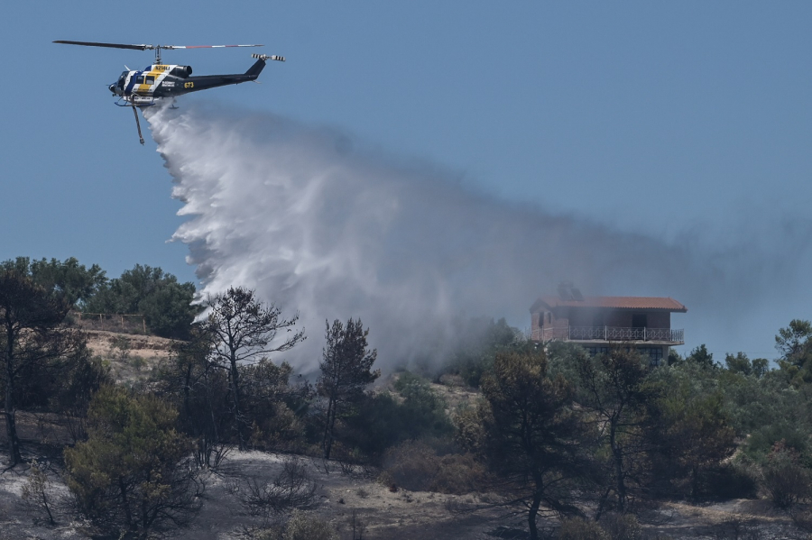 Πύργος Ηλείας: Τρεις εστίες φωτιάς μέσα σε λίγη ώρα, στη «μάχη» και εναέρια μέσα