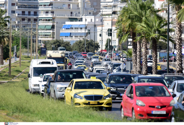 Αυτοκίνητο «τυλίχτηκε» στις φλόγες στη Λ. Ποσειδώνος - Επικρατεί κυκλοφοριακό χάος