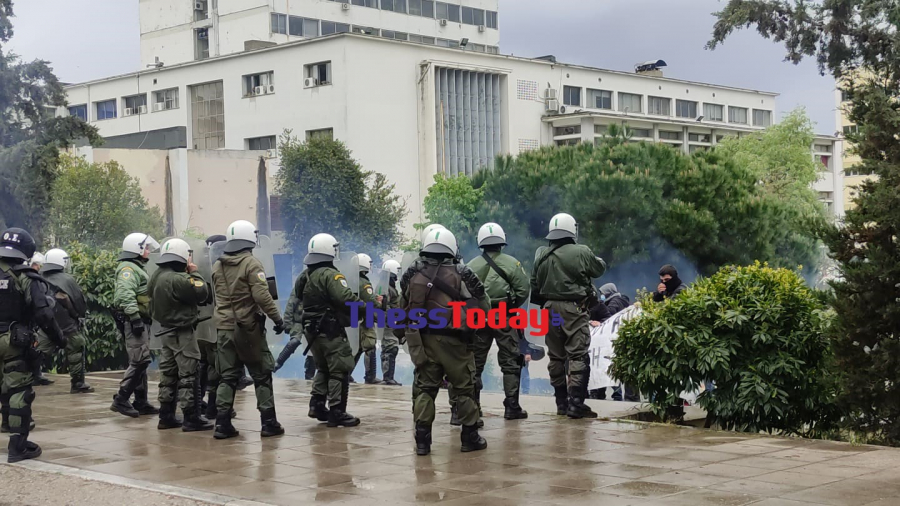 Θεσσαλονίκη: Επεισόδια στο Αριστοτέλειο μεταξύ ΜΑΤ - αντιεξουσιαστών (βίντεο)