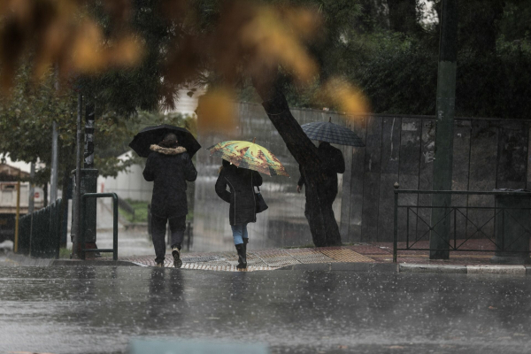 Η κακοκαιρία «χτυπά» την Αττική: Προβλήματα στους δρόμους και... φρακάρισμα - Live η πορεία της