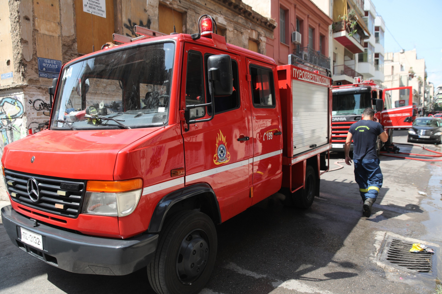 Φωτιά τώρα σε διαμέρισμα στη Ριζούπολη