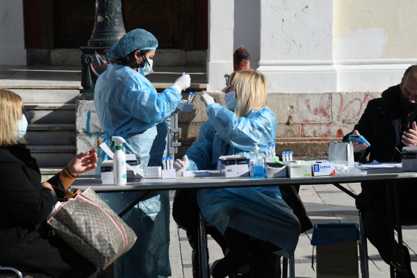 Ραγδαία αύξηση και ρεκόρ για τα κρούσματα, ξεπέρασαν τα 3.400 - Στους 630 οι διασωληνωμένοι, 56 νεκροί