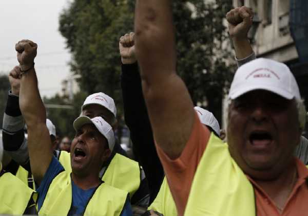 Παράσταση διαμαρτυρίας εργαζομένων του ΟΛΘ στη συνεδρίαση του Δ.Σ.