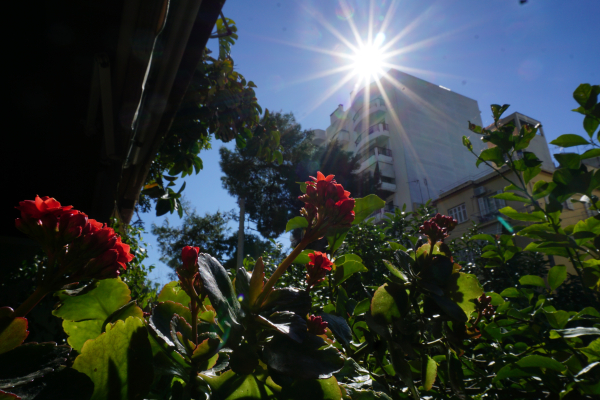 Σχεδόν... καλοκαιρινός τη Δευτέρα ο καιρός, πόσο θα φτάσει η θερμοκρασία στην Αττική