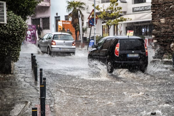 Βροχή μηνυμάτων από το 112 για ραγδαία αλλαγή του καιρού: Προσοχή, έρχονται κεραυνοί και χαλάζι