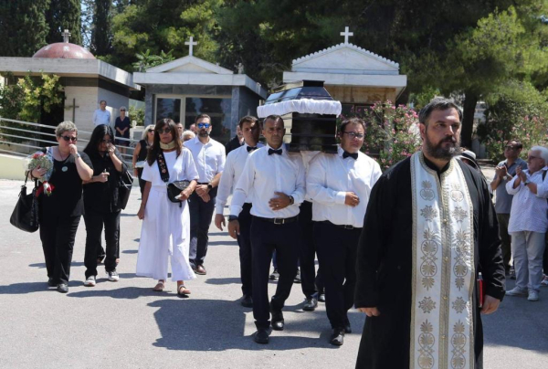 Σε κλίμα συγκίνησης το τελευταίο «αντίο» στην αυτήν την ώρα η εξόδιος ακολουθία της Γιώτας Γιάννα