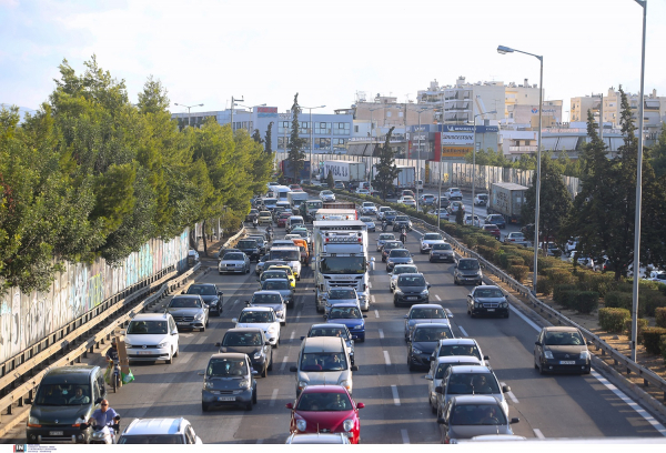 Τροχαίο στην Αττική Οδό, «καραμπόλα» έξι αυτοκινήτων στο ύψος του Καρέα (εικόνες)